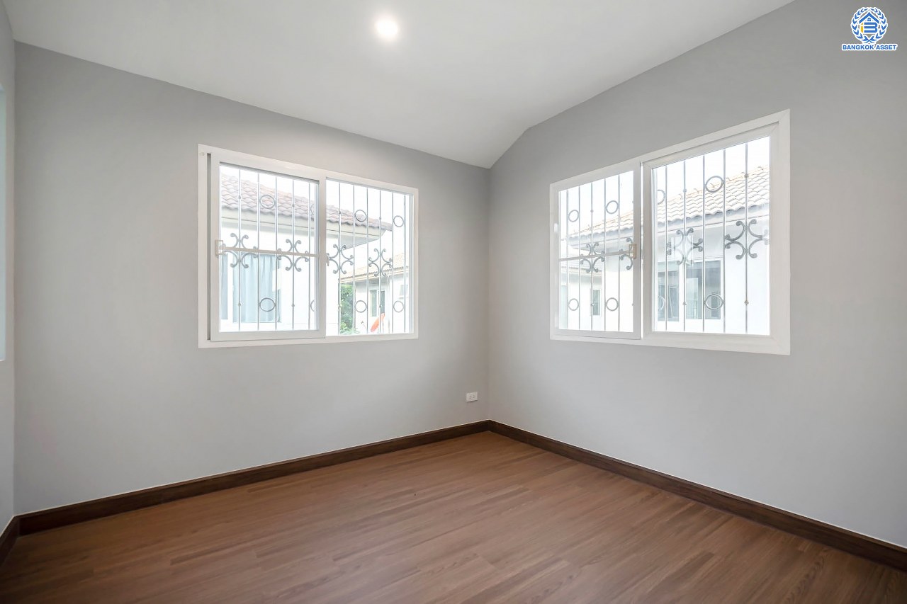 บ้านเดี่ยวมือสอง จากแบรนด์ LH โครงการ ชัยพฤกษ์ วัชรพล หลังใหญ่ เนื้อที่ 55.4 ตร.ว. ฟังก์ชัน 3 ห้องนอน 3 ห้องน้ำ จอดรถได้ 2 คัน พร้อม Facilities ครบครัน บนทำเลเดินทางสะดวก ติดถนนสุขาภิบาล5 เชื่อมต่อหลายเส้นทาง ใกล้ทางด่วน "ฉลองรัช" และรถไฟฟ้าสายสีเขียว "สถานีสายหยุด"